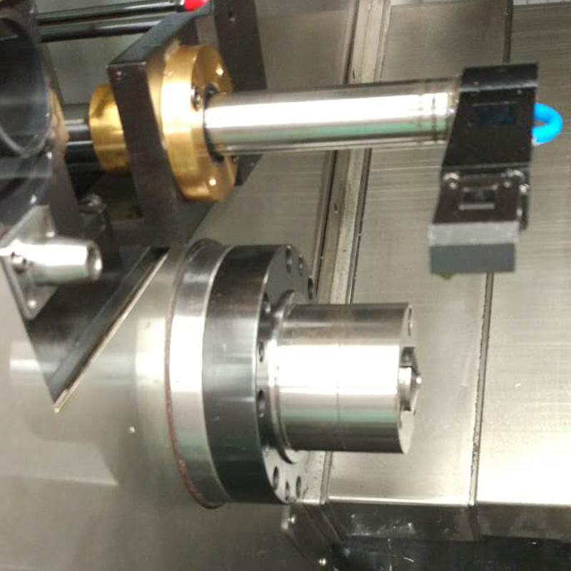 Pyörivä jyrsintä CNC-sorvi työstää mikromoottorin matoja sisäisesti kiertämällä